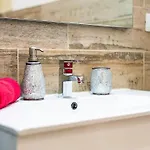 Ines Luxury - Pool - Апартаменты Адехе